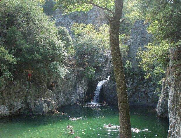 Βάθρα στο «Φονιά»