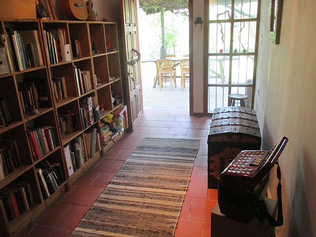 Der Eingang mit der Bibliothek und die Musikinstrumente